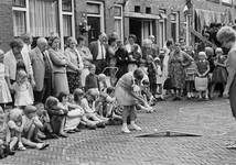 128827 Alfbeelding van de kinderspelen tijdens een buurtfeest in de Nieuwravenstraat te Utrecht.